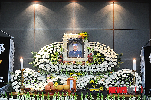 【화성=뉴시스】27일 화성 남양동 단독주택에서 발생한 총기 난사로 숨진 고(故) 이강석(43·경감) 남양파출소장. (사진=경기지방경찰청 제공)