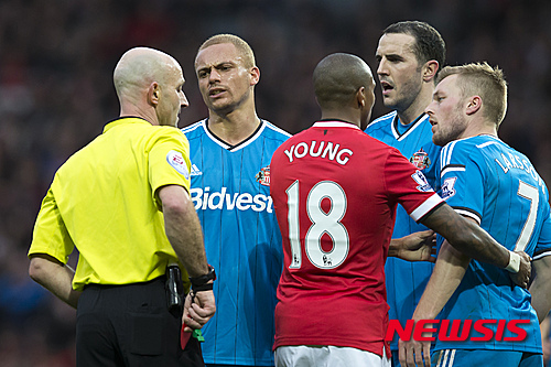 【맨체스터=AP/뉴시스】1일 자정(한국시간) 영국 맨체스터 올드 트래포트에서 열린 맨체스터 유나이티드(맨유)와 선더랜드의 2014~2015 잉글랜드 프로축구 프리미어리그(EPL) 27라운드 경기에서 심판은 반칙을 범한 존 오셔(34·선더랜드)가 아니라 웨스 브라운(36·선더랜드)에게 퇴장을 명했다. 사진은 레드카드가 나온 뒤 브라운(왼쪽 두번째)과 오셔(왼쪽 네번째)가 심판에 항의하는 모습.