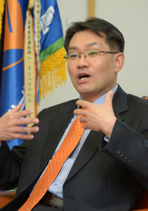 3일 경기 용인시 수지구 에너지관리공단에서 변종립 이사장이 올해 말 에너지 취약계층에 지급하는 ‘에너지바우처 제도’에 대해 설명하고 있다.