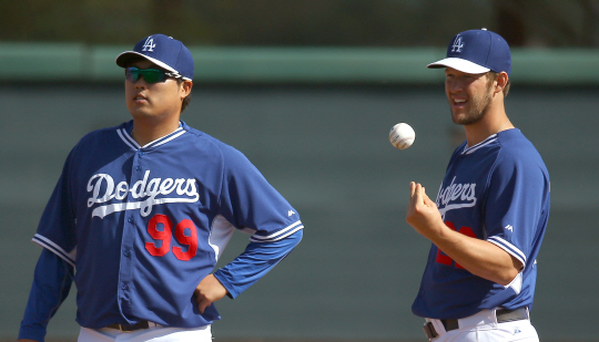 류현진이 4일(한국시간) 미국 애리조나 글렌데일에서 열린 스프링캠프에서 클레이턴 커쇼와 다음 훈련을 기다리고 있다.