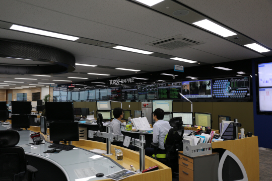 정부가 개인투자자 보호를 명목으로 규제를 강화하면서 국내 파생상품 시장 거래량이 급감한 가운데 지난 4일 부산 남구 한국거래소 시장운영실에서 금융파생운영팀 직원들이 업무를 보고 있다.