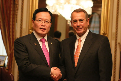 정의화(왼쪽) 국회의장이 4일 미국 워싱턴DC 의회에서 존 베이너 하원의장과 악수하고 있다.   연합뉴스