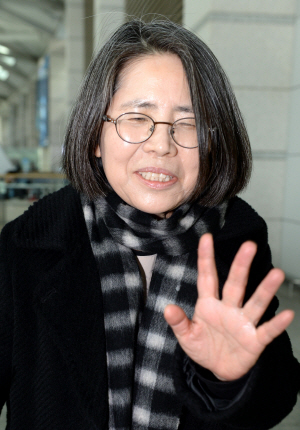 김영란법이 거센 위헌 논란에 휩싸인 가운데 국민권익위원장 시절 법안을 최초 발의했던 김영란 서강대 석좌교수가 4일 국제회의에 참석하기 위해서 인천국제공항을 통해 출국하고 있다. 김 교수는 이날 취재진의 쏟아지는 질문에 손사래를 치면서 “귀국 후 입장을 정리하겠다”며 구체적인 답변을 피했다.  연합뉴스