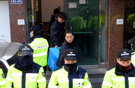 6일 오전 경찰이 마크 리퍼트 주한 미국 대사에게 흉기 테러를 가한 ‘우리마당’ 대표 김기종 씨의 서울 서대문구 창천동 사무실 겸 자택을 압수수색하고 있다.