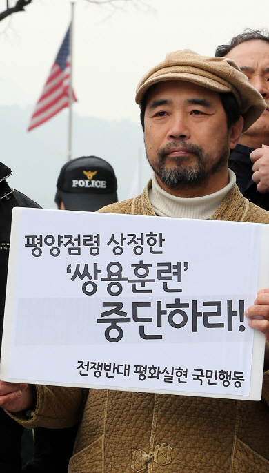 5일 서울 종로구 세종문화회관에서 마크 리퍼트 주한 미국대사에게 흉기 테러를 가한 ‘우리마당’ 대표 김기종 씨가 지난해 3월 서울 광화문 주한 미국대사관 앞에서 한·미연합 해병대 상륙훈련의 중단을 촉구하고 있다. 연합뉴스