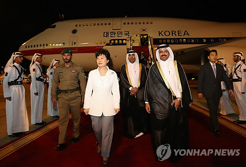 박근혜 대통령이 6일 오후(현지시간) 중동 순방 마지막 방문국인 카타르 도하 하마드 국제공항에 도착, 카타르 영예수행장관 등 환영인사의 영접을 받고 있다.