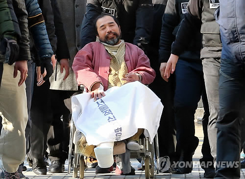 마크 리퍼트 주한 미국대사를 습격한 김기종이 살인미수와 외교사절폭행·업무방해 혐의로 영장실질심사를 받기 위해 6일 오후 서울 서초구 서울중앙지법으로 들어서고 있다.