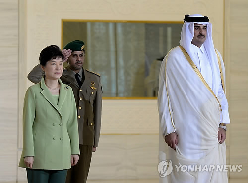 박근혜 대통령이 8일 오전(현지시간) 카타르 도하 에미리 디완 궁에서 열린 공식환영식에서 타밈 빈 하마드 알타니 국왕과 양국 국가연주를 듣고 있다.
