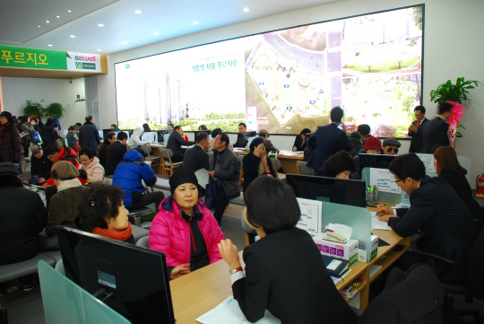 올 들어 이른바 버블세븐 아파트 가격이 본격 상승하는 가운데 버블세븐 지역 중 처음으로 지난 6일 본보기집 문을 연 경기 용인시 기흥구 구갈동 ‘기흥역 지웰 푸르지오’ 주거복합단지 본보기집을 찾은 수요자들이 청약상담을 하고 있다.