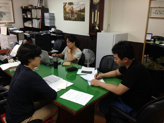 지난해 7월 김유리(왼쪽) 커피창고 대표가 기초컨설팅을 맡은 노무사로부터 취업규칙 제정 등과 관련한 컨설팅을 받고 있다.