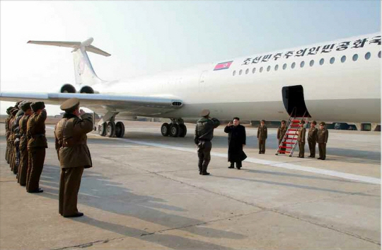 북한 노동신문은 김정은(가운데 검은 외투를 입은 사람) 국방위원회 제1위원장이 전용기를 타고 공군부대인 1016 군부대를 시찰, 부대 관계자로부터 경례를 받고 있는 모습을 9일 보도했다.  연합뉴스