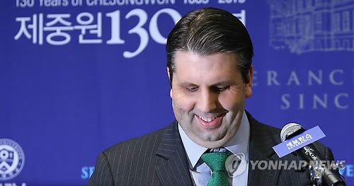 (서울=연합뉴스) 마크 리퍼트 주한 미국 대사가 10일 오후 서울 신촌세브란스 병원을 퇴원하기 전 세미나실에서 기자회견을 하고 있다. 리퍼트 대사는 지난 5일 세종문화회관에서 열린 민족화해협력범국민협의회 주최 조찬 강연회에서 김기종 씨가 휘두른 흉기에 오른쪽 얼굴과 왼쪽 팔 부위에 상처를 입고 6일 동안 치료를 받은 뒤 병원을 퇴원했다.