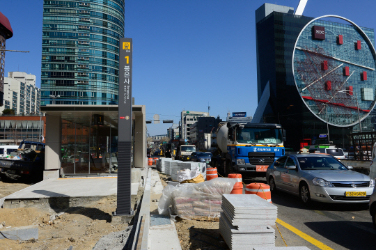 기독교계가 ‘봉은사’ 역 이름이 부당하다는 주장을 제기한 가운데 서울 강남구 삼성동 봉은사 역에서 지하철 9호선 개통을 앞두고 11일 막바지 공사가 한창 진행되고 있다.