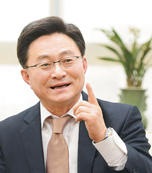 ▲ 김호성 한국원자력문화재단 이사장이 10일 서울 금천구 사옥에서 국내 원자력과 관련해 소모적인 갈등 국면을 해결하는 데 적극 나서겠다고 의견을 밝히고 있다.