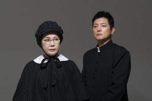 엘로이셔스 수녀(박정수·왼쪽)와 대립 구도를 만드는 플린 신부(서태화·오른쪽).