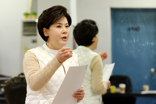 연극 ‘다우트’에서 원칙을 중시하는 엘로이셔스 수녀 역을 맡은 박정수가 지난 9일 대학로의 한 스튜디오에서 대본을 들고 연습 중이다.