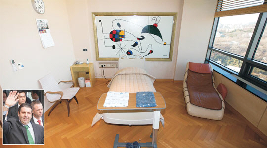 10일 서울 서대문구 신촌세브란스병원을 퇴원한 마크 리퍼트 주한 미국대사가 퇴원 전에 입원 치료를 받았던 병원 20층 VIP 병실이 언론에 공개됐다. 작은 사진은 리퍼트 대사가 병원을 퇴원하면서 취재진과 시민들에게 손을 흔드는 모습.