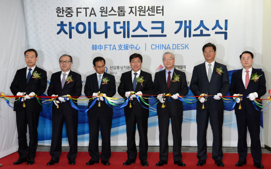 11일 오전 서울 강남구 삼성동 무역센터에서 열린 ‘차이나 데스크’ 개소식에서 한정화(왼쪽부터) 중소기업청장, 김낙회 관세청장, 윤상직 산업통상자원부 장관, 김인호 한국무역협회장, 김재홍 코트라 사장 등이 테이프를 자르고 있다.