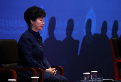 박근혜 대통령이 12일 오전 코엑스에서 열린 제47회 국가조찬기도회에 참석해 기도하고 있다. 박 대통령은 취임 후 1년에 한 번씩 지금까지 3번 조찬기도회에 참석했다.   연합뉴스