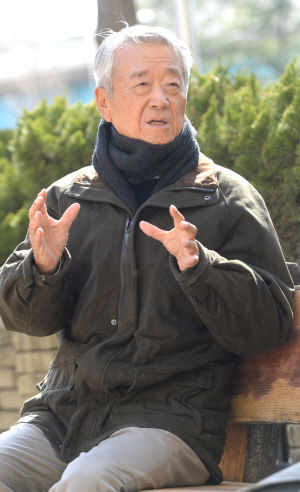 권성 전 헌법재판소 재판관이 9일 강남구 압구정동 자택 앞 공원에서 통합진보당 해산 결정이 갖는 의미에 대해 설명하고 있다. 김낙중 기자 sanjoong@