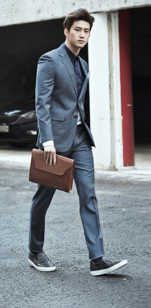 가볍고 잘 구겨지지 않는 기능성 슈트는 바쁜 출장 업무 중에도 스타일 지수를 높여준다. 로가디스·갤럭시 라이프스타일·지이크 파렌하이트(사진 위쪽부터) .