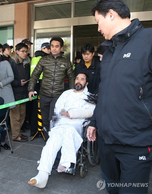(서울=연합뉴스) 마크 리퍼트 주한 미국대사를 흉기로 습격한 김기종 씨가 발목 골절 수술을 마치고 14일 오전 서울 송파구 가락동 경찰병원에서 퇴원하고 있다.