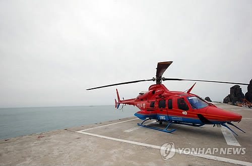 (신안=연합뉴스) 14일 오후 전날 해경 헬기 추락사고가 발생한 전남 신안군 가거도 헬기 이착륙장에 수색작업에 동원된 소방헬기가 이륙준비를 하고 있다. 13일 오후 응급환자 이송을 위해 목포서 가거도로 이동 중이던 서해해양경비안전본부 소속 헬기가 가거도 인근 해상에서 착륙 직전에 추락해 탑승자 1명이 사망하고, 3명이 실종된 상태다.