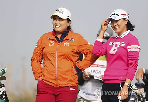 2014 하나외환 챔피언십에서 담소나누는 박인비 유소연(연합뉴스 DB)