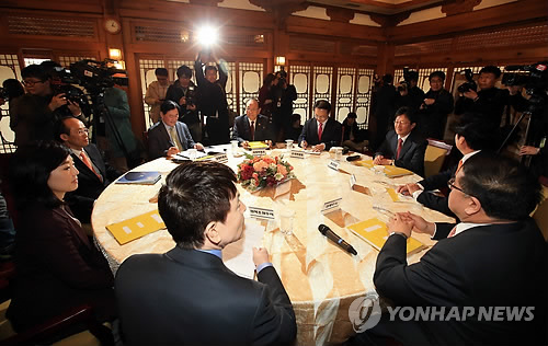 15일 오후 서울 삼청동 총리 공관에서 제2차 당정청 정책조정협의회가 열리고 있다. 왼쪽 아래부터 시계방향으로 청와대 조윤선 정무수석, 추경호 국무조정실장, 최경환 경제부총리 겸 기획재정부 장관, 황우여 사회부총리 겸 교육부 장관, 새누리당 조해진 원내수석부대표, 유승민 원내대표, 원유철 정책위의장, 청와대 안종범 경제수석, 현정택 정책조정수석.