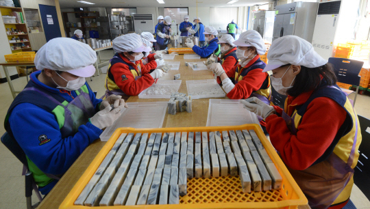 지난 13일 서울 은평구 구산동 누야하우스 작업장에서 중증장애인 직원들이 비누 만들기 작업에 매진하고 있다.  김선규 기자 ufokim@