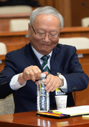이병호 국가정보원장 후보자가 16일 오전 국회 인사청문회에서 목이 탄 듯 물병을 따고 있다.