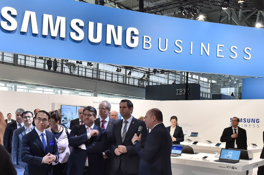 16일 독일 하노버에서 열린 세계최대 기업간거래(B2B) 전시회 ‘CeBIT 2015’에서 지그마어 가브리엘(앞줄 왼쪽 두번째) 독일 부총리가 홍원표(〃 첫번째) 삼성전자 사장의 안내를 받으며 삼성전자 전시 부스를 둘러보고 있다.