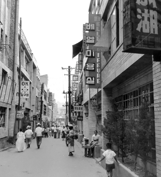 <그때 그 시절>미용실·당구장·행상·좌판… 50여년前 명동거리