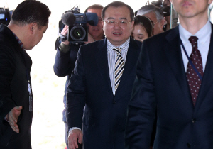 류젠차오 중국 외교부 부장조리(차관보급·가운데)가 16일 오후 서울 도렴동 외교부 청사에 들어서고 있다. 3박 4일 일정으로 15일 방한한 류 부장조리는 한국 측에 고고도미사일방어체계(THAAD·사드)의 한반도 배치 문제에 대해 공개적으로 불만을 표시해 외교적 결례 논란이 일고 있다.  연합뉴스