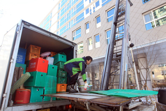 수도권 전·월세난으로 이사 수요가 늘고 있는 가운데 이삿짐 서비스의 파손·훼손, 짐 정리 불이행, 계약 취소, 추가 요금 요구 등에 따른 소비자 피해가 잇달아 각별한 주의가 요망된다. 사진은 기사의 특정 사실과 관련 없음.