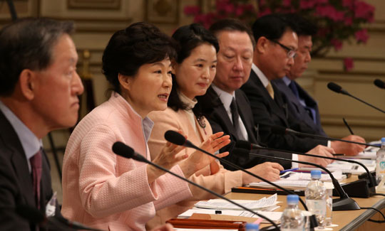 박근혜 대통령이 19일 오전 청와대에서 열린 ‘제7차 무역투자진흥회의’를 주재하며 모두발언을 하고 있다. 정부는 이날 회의에서 제조업 혁신을 통해  ‘스마트 산업혁명’을 주도해 가겠다고 보고했다.