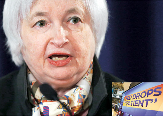 재닛 옐런 미 연방준비제도(Fed) 의장이 18일 연방공개시장위원회(FOMC) 회의 직후 열린 기자회견에서 향후 미국경제 전망 등에 대해 말하고 있다. 작은 사진은 이날 미국 뉴욕 증권거래소 객장 전광판에 FOMC가 성명서에서 ‘인내심(patient)’이라는 표현을 삭제했다는 뉴스가 나오는 모습.  AFP연합뉴스