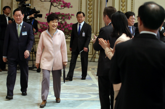 박근혜 대통령이 19일 오전 청와대에서 열린 제7차 무역투자진흥회의를 주재하기 위해 최경환(왼쪽) 부총리 겸 기획재정부 장관과 함께 회의장으로 입장하고 있다.