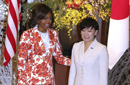 미국 퍼스트레이디로 일본을 처음 방문한 버락 오바마 미국 대통령 부인 미셸(왼쪽) 여사가 19일 도쿄 숙소에서 아베 신조 일본 총리의 부인 아키에 여사와 인사를 하고 있다. AP연합뉴스