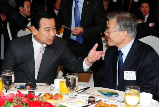 이완구(왼쪽) 국무총리와 문재인 새정치민주연합 대표가 19일 오전 서울 롯데호텔에서 열린 ‘매경 비전코리아 국민보고대회’에서 아침 식사를 함께 하며 이야기를 나누고 있다.  국무총리실 제공
