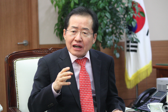 홍준표 경남지사가 지난 16일 경남 창원 도지사 집무실에서 지역발전 계획과 무상급식 중단 등 최근 현안에 대한 자신의 견해를 밝히고 있다.