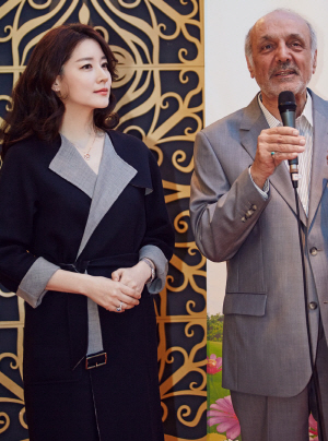 22일 이란의 명절인 노루즈 행사에 참석한 배우 이영애(왼쪽)에게 하산 타헤리안 주한 이란 대사가 감사 인사를 전하고 있다.