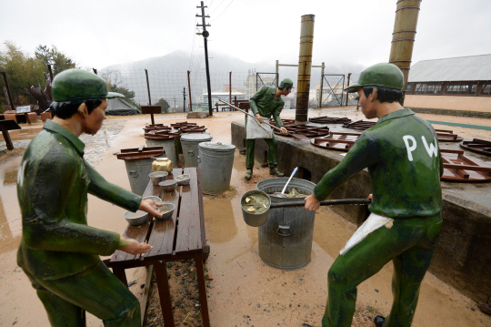 거제도포로수용소유적공원에는 수용소가 운영될 당시 취사장에서 밥을 짓던 포로들의 모습이 재현돼 있다.