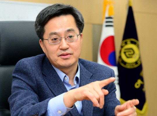 김동연 아주대 신임 총장이 지난 17일 총장 집무실에서 문화일보와 H스토리 인터뷰를 하고 있다. 김 총장은 “시련은 ‘위장된 축복’이며, 삶은 ‘풀 오브 뷰티’ 즉 가득 찬 아름다움”이라고 말했다.  곽성호 기자 tray92@