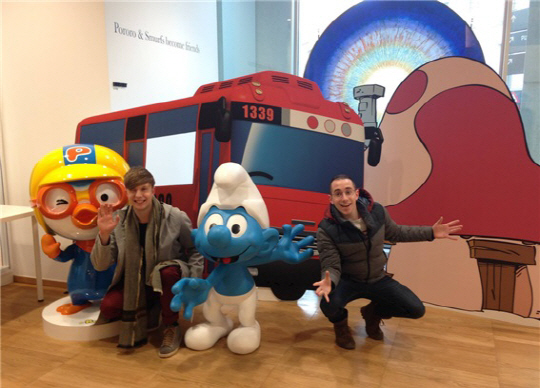 국내 예능 프로그램에 출연 중인 벨기에인 줄리안(왼쪽)이 지난 2월 18일 한 TV프로그램 촬영을 위해 브뤼셀 한국문화원을 방문해 뽀로로와 스머프 앞에서 포즈를 취하고 있다.