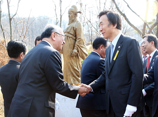 윤병세(오른쪽) 외교부 장관이 25일 국립외교원에서 열린 충숙공 이예(1373~1445)선생 동상 제막식에 참석한 벳쇼 고로 주한 일본대사와 악수를 하고 있다. 연합뉴스