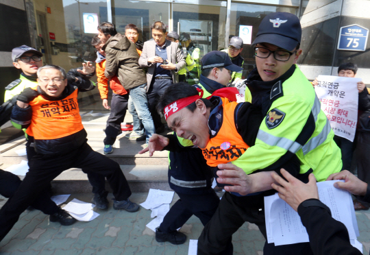 공무원 노조 조합원들이 26일 오전 부산 영도구 김무성 새누리당 대표의 사무실에 들어가려다 경찰에 제지당하고 있다.