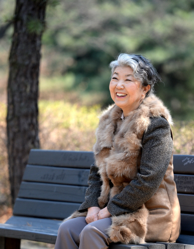 정광화 원장이 25일 인터뷰에 앞서 서울 충정로 인근 경희궁을  찾아 새순이 돋아나기 시작하는 봄의 정취를 감상하며 환하게 웃고 있다. 김선규 기자 ufokim@