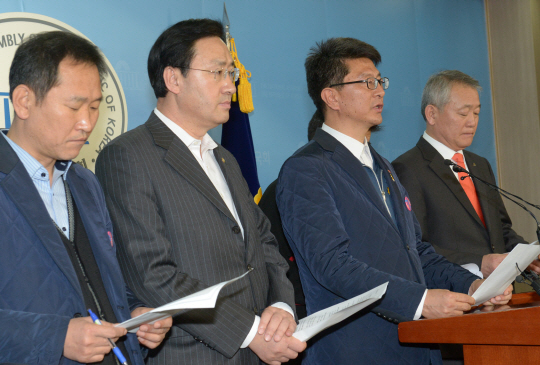 27일 오전 국회 정론관에서 김성광(오른쪽 두 번째) 전국공무원노동조합 사무처장 등 국민대타협기구 공무원단체 관계자들이 연금개혁 방향에 대한 입장을 밝히고 있다.