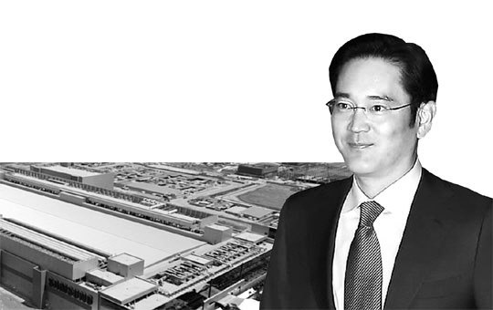 이재용(오른쪽) 삼성전자 부회장이 중국을 방문하면서 시진핑 주석의 고향이자 삼성전자가 대규모 반도체 공장을 가동 중인 중국 산시성의 시안이 주목받고 있다. 사진은 삼성전자의 시안반도체 공장 전경.